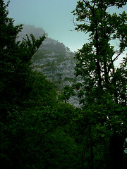 Eine Felswand am Rande des Wanderweg 404 am Gardasee.